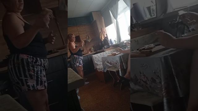 ЭТО С КЕМ Я ЖИВУ В ОДНОМ ДОМЕ,ПЛЕМЯННИКИ,ИХ МАМА И ЕЁ МУЖ.ОНИ ДУМАЮТ ТОЛЬКО О СЕБЕ,ДА Я ЕМ ОДИН РАЗ.