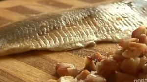 Салат с сельдью и грибами Лисичка