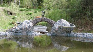 оформление водоёма на даче скульптура лягушки из арт бетона.