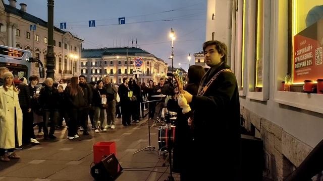 УЛИЧНЫЕ МУЗЫКАНТЫ ВЫСТУПАЮТ НА НЕВСКОМ ПРОСПЕКТЕ