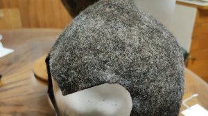 Варианты цветового решения шлема из войлока.