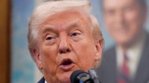 Трамп введет дополнительные 100-процентные пошлины на товары из Китая