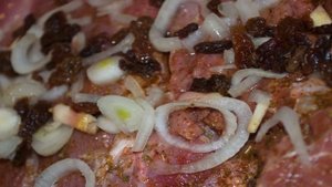 Рулет из индейки с изюмом