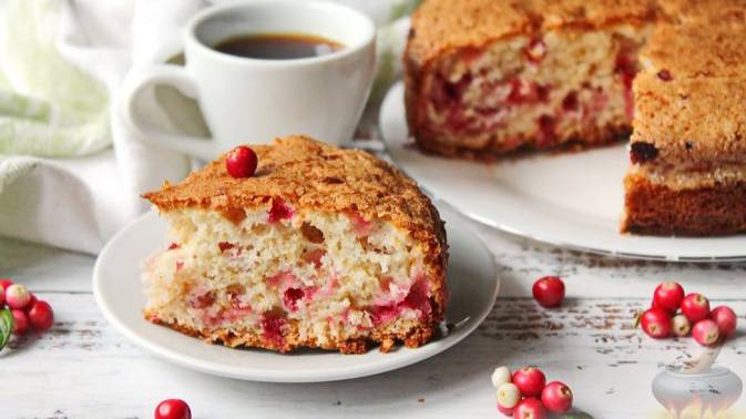 Нежный, пышный, с сахарной корочкой. ПИРОГ С БРУСНИКОЙ И МИНДАЛЁМ