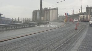 🤯Уму не постижимо. В Новороссийске снимают идеальный асфальт на эстакаде и перед ней