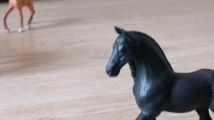 Лошади шляйх украшают полки к хеллоуину.