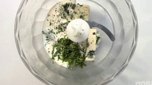Салат с сельдереем, яблоком и голубым сыром