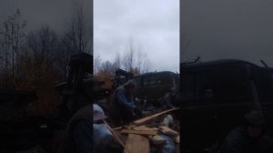 Пилим дрова, скоро зима.