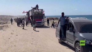 فلسطينيون يعودون لمدينة غزة حاملين أعلاما مصرية بعد وقف إطلاق النار