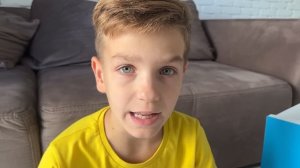 Марк распаковывает разноцветные машинки и изучает цвета