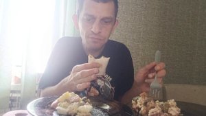 Мукбанг еда кушаю 2 салата 🥗 оливье и скириешками 2 чизбургера 🍔 в лаваше курица