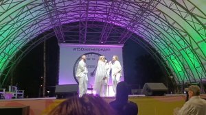 Ксения Новикова, солистка поп-группы " Блестящие ".