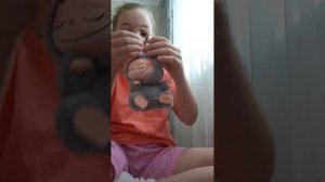 я показываю свои игрушки: лабубу и собачку Снежинку