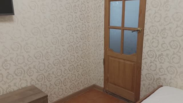 Обзор номера в Лазаревском (Сочи) в пяти минутах от моря, центр курорта. Бархатный сезон-2025