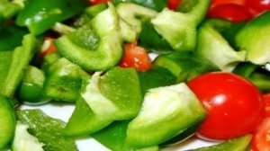 Курица в духовке с овощами на шпажках