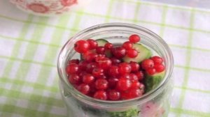Огурцы с красной смородиной