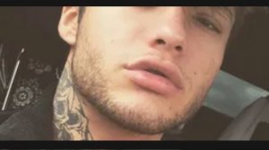 Рома Жёлудь смотрит в камеру