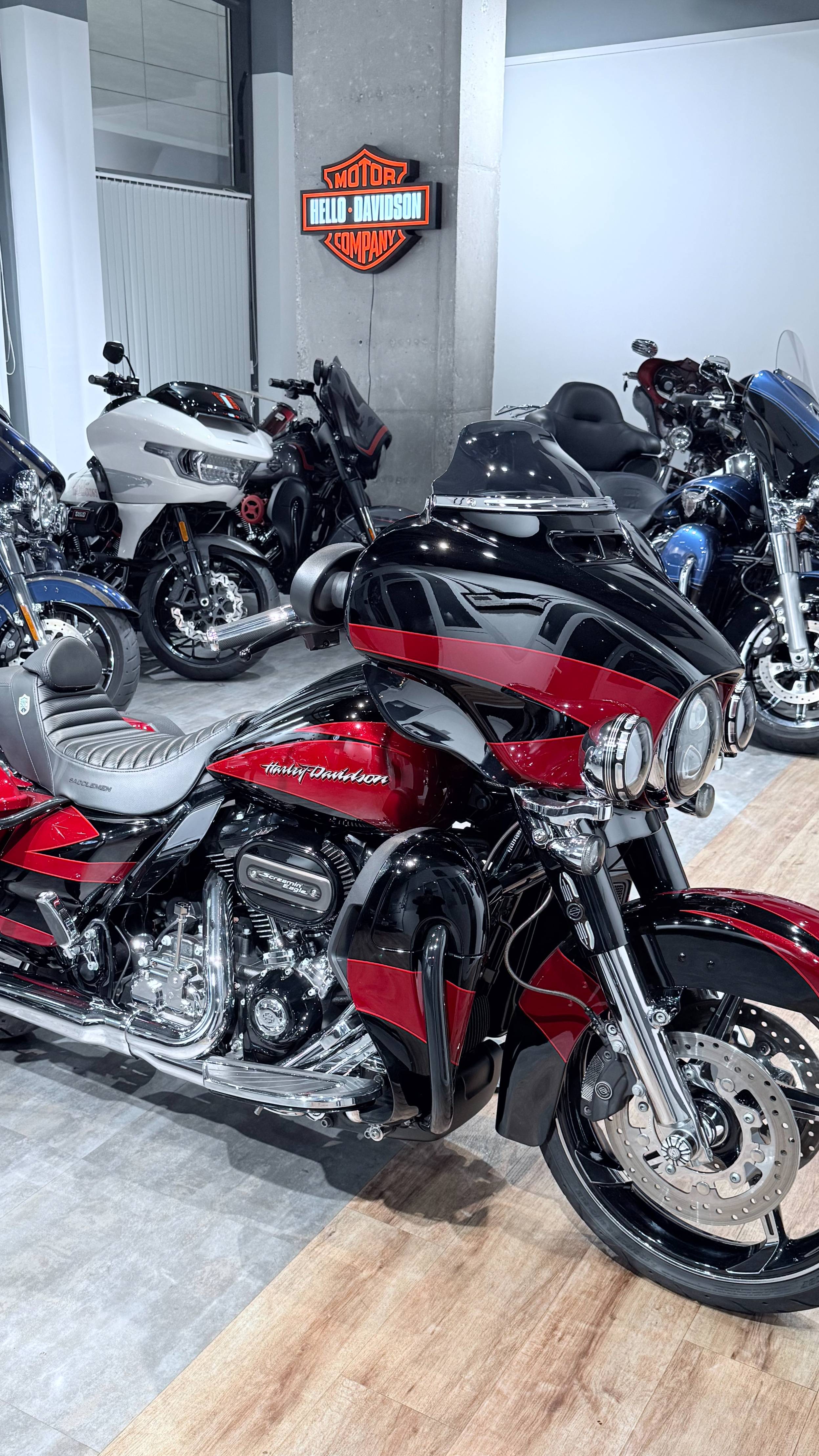 CVO Street Glide Special 114 Starfire Black And Atomic Red