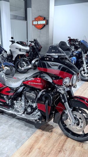 CVO Street Glide Special 114 Starfire Black and Atomic Red