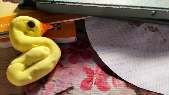 лепим  уточек из лёгкого пластилина