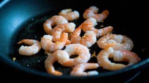 Салат с рукколой и креветками