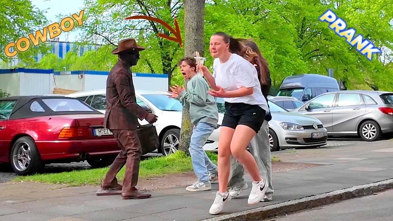 - Ух ты, памятник! - А-а-а!!! - Забавные реакции