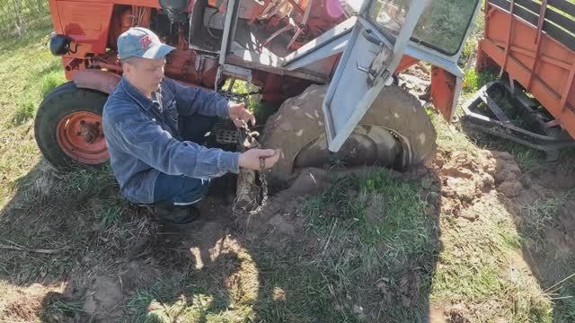 Трактор. Как с помощью бревна можно выехать из грязи.