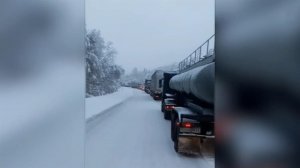 Пробки из-за снега образовались на трассах "Байкал" и "Амур": видео