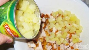 Салат из ананасов и копченой курицы