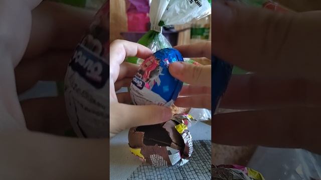 распаковка шоколадных яиц