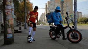 Нейро сеть с Алисой №2 Чернокожий парень на велосипеде из доставки еды