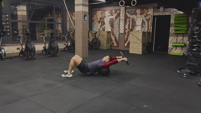 Сгибание плеч с диском лежа на медболе/ пуловер с диском | Shoulders Flexion With Plate On Ball