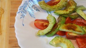 Салат из авокадо и красного лука