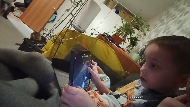 за нами охотится привидение спасаемся у меня в гостях мой друг Стас
