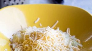 Салат с сыром и салатом Латук