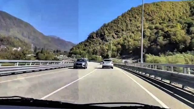 8.09.2025г.в Память о Юрии Шатунове высажены белые розы в Сочи. Роза Хутор. Немало лет проживал там