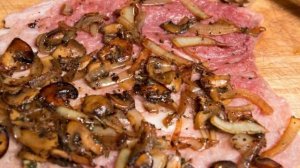Рулет из свинины с грибами