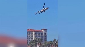 В Калифорнии вертолет рухнул рядом с пляжем, где проходила выставка техники