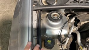 Устанавливаем дверной уплотнитель под капот Рено Сандеро Степвей.