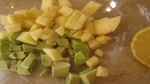 Салат из авокадо и курицы
