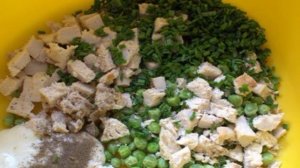 Салат с сыром и горошком