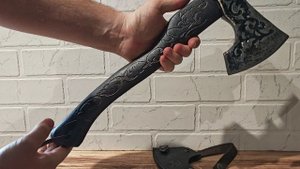 Топор ХАЙ-ТЕК порошок/покрытие Ст45, лущеный шпон + чехол