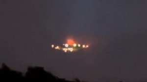 Внеземной Корабль с Яркими Огнями