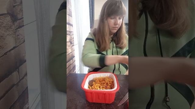 мукбанг ем саморазогревающуюся лапшу