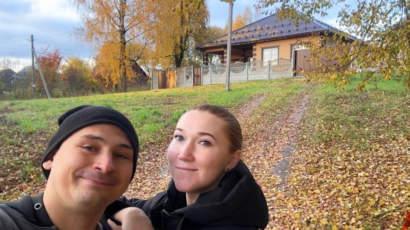 Отсыпаем участок. Копаем картошку. Ездили в гости к родителям. Проезд почти готов.
