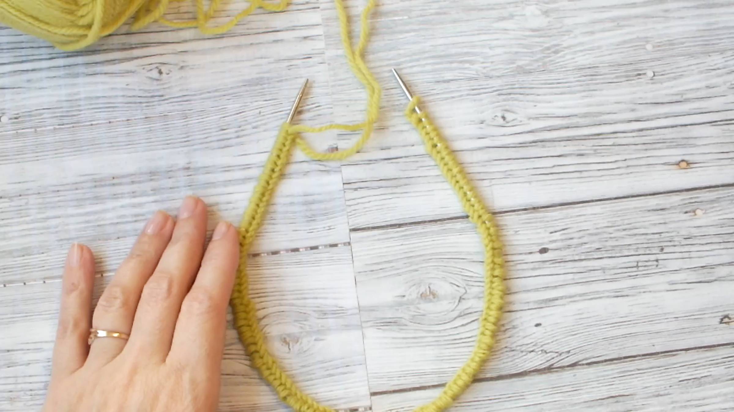 КРУГОВОЕ ВЯЗАНИЕ СПИЦАМИ: ОБРАТНЫЙ НАБОР ПЕТЕЛЬ И СОЕДИНЕНИЕ В КРУГ // ПРИЕМЫ ВЯЗАНИЯ ДЛЯ НАЧИНАЮЩИХ