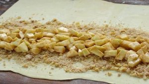 Рулет из слоеного теста с яблоками