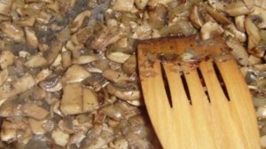 Салат с сухариками и грибами