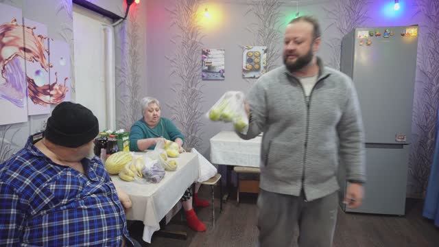 ЗАНЯЛ ДЕНЕГ ДО ПЕНСИИ И КУПИЛ ФРУКТОВ Пенсионер захотел витаминов для жены и сына ОБЗОР ПОКУПОК