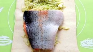 Пирог с форелью и капустой